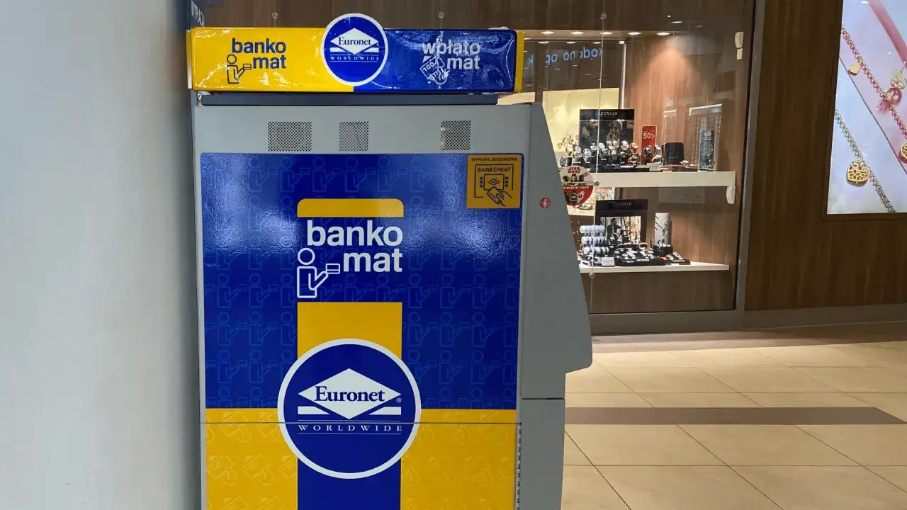 Bankomat Euronet w centrum handlowym. Sprawdź, czy Twoja karta ING nie naliczy dodatkowej prowizji.