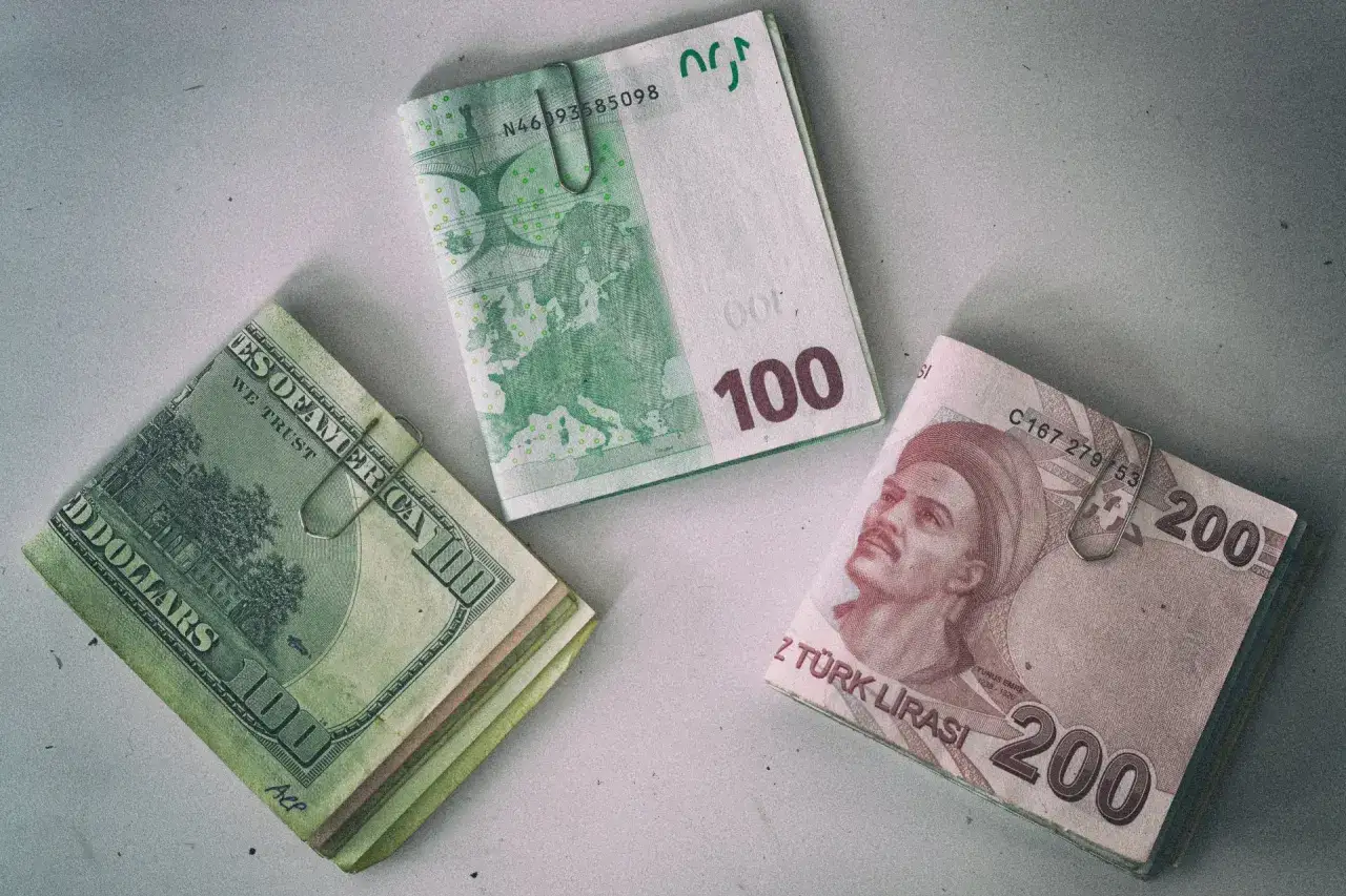 Dolar, euro i banknot 200 lir, czyli jaka waluta w Turcji?
