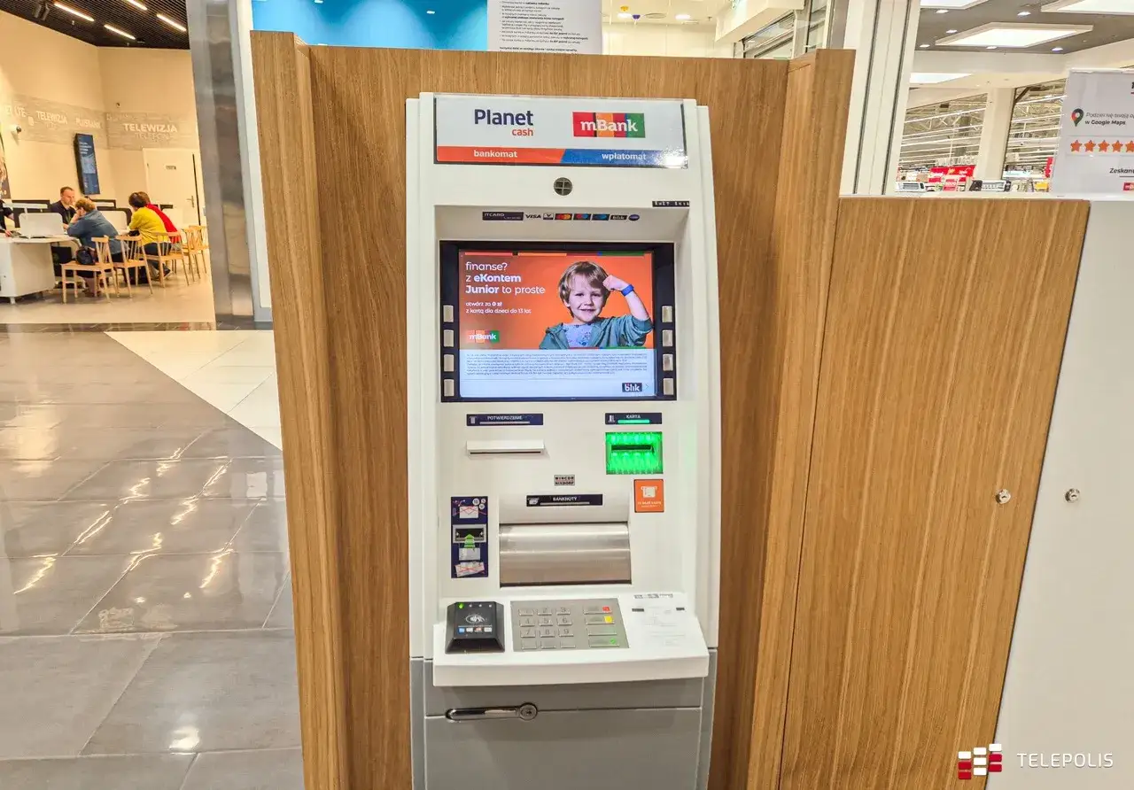 Bankomat mBank z funkcją wpłatomatu. Na ekranie reklama eKonta Junior. Czy da się wpłacić pieniądze bez karty? Sprawdź!