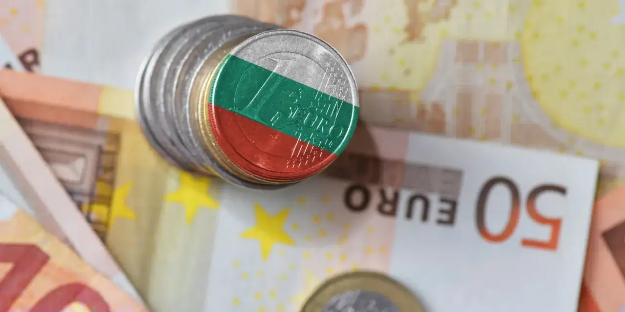Monety z flagą Bułgarii na tle euro. Jaka waluta obowiązuje w Bułgarii? Wkr&oacute;tce może się to zmienić.