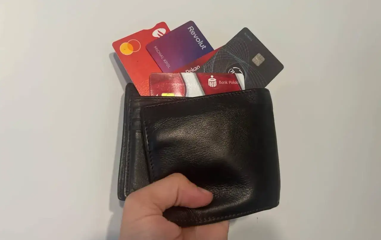 Portfel z kartami: Revolut, Mastercard, Pekao i Bank Polski. Dopuszczalne jest korzystanie z cudzej karty płatniczej za zgodą.