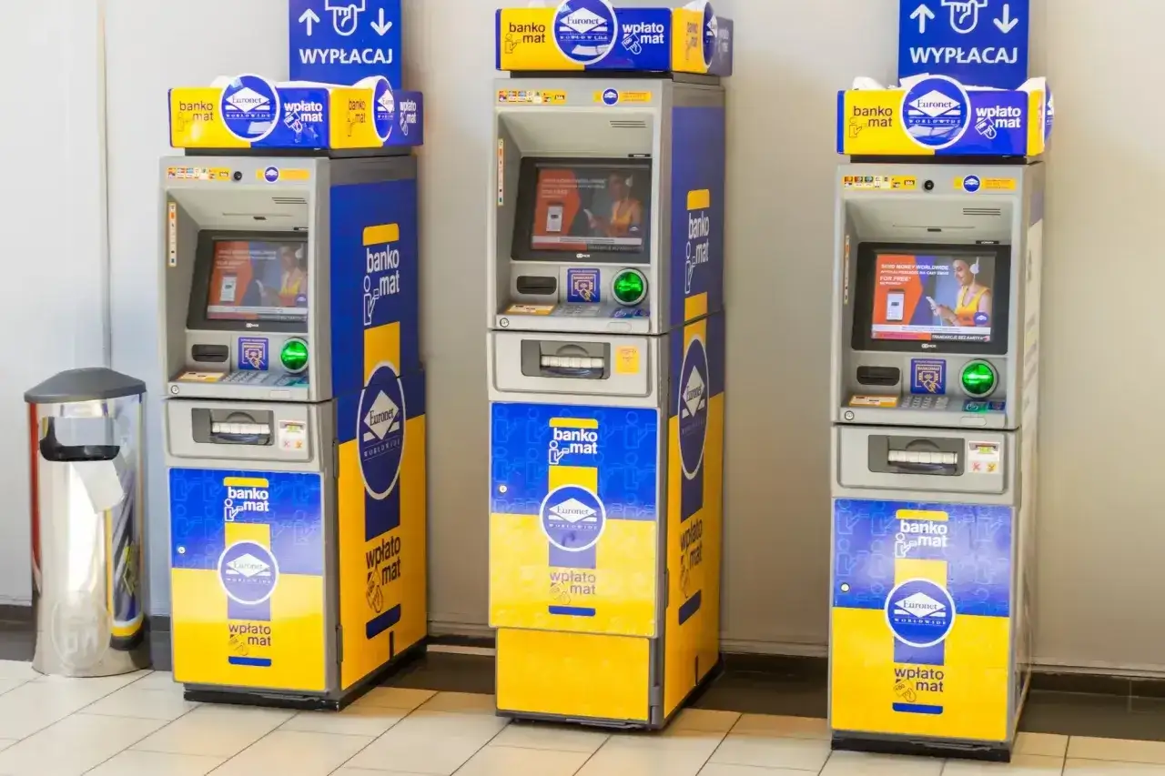 Trzy bankomaty Euronet z napisem