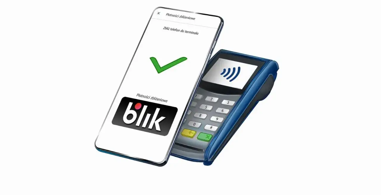 Zbliż telefon z aplikacją Blik do terminala. Płatność zbliżeniowa jest szybka i wygodna, ale czy Blik jest anonimowy? To zależy od Twoich ustawień.