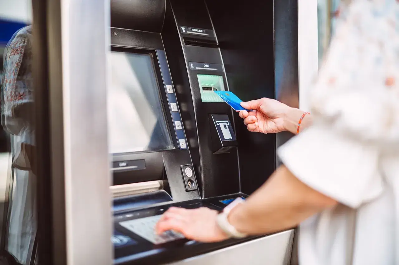 Karta kredytowa w bankomacie. Czy z karty kredytowej można wypłacić pieniądze? Tak, można, ale zależy to od banku i karty.