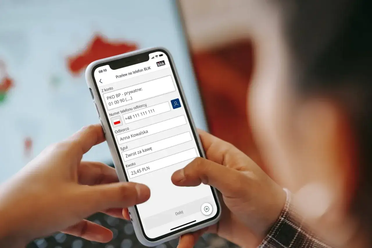 Przelew na telefon BLIK: czy przelew na telefon jest bezpieczny? Widok aplikacji bankowej na smartfonie z danymi odbiorcy i kwotą.