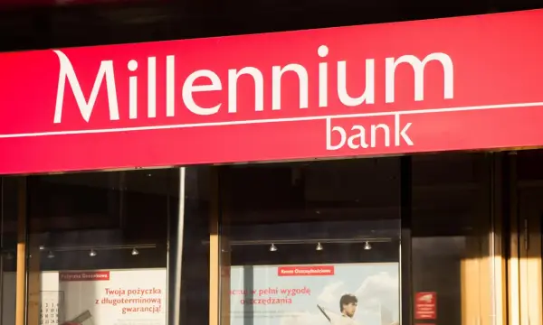 Logo banku Millennium. W pobliżu znajduje się wplatomat, gdzie można wygodnie wpłacić pieniądze.