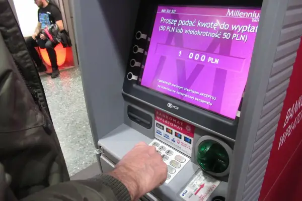 Wpisuję kwotę 1000 PLN na bankomacie Millennium, aby dokonać wypłaty.