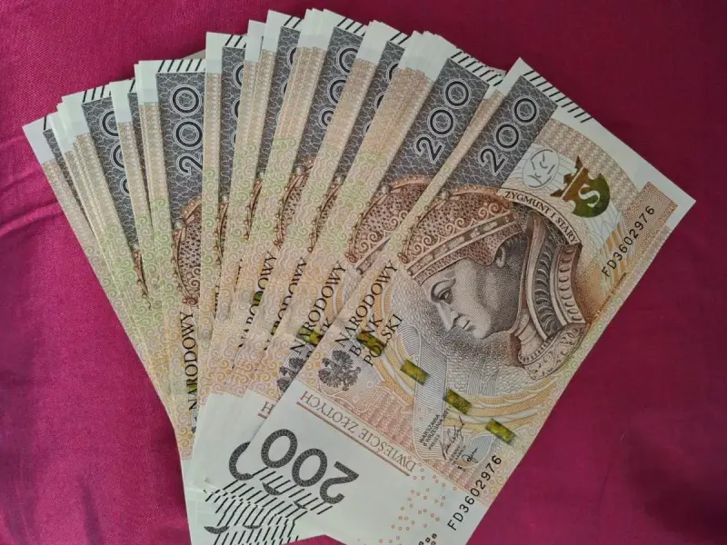 Stos 200-złotowych banknotów. Zastanawiasz się, ile można wpłacić na konto bez kontroli?