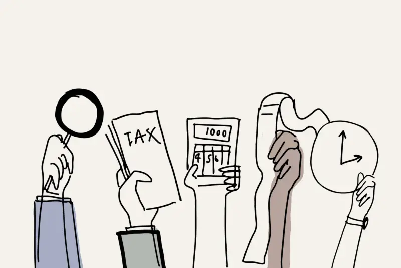 Ręce trzymają lupę, dokument "TAX", kalkulator i zegar. Rozważasz podatki w Niemczech?